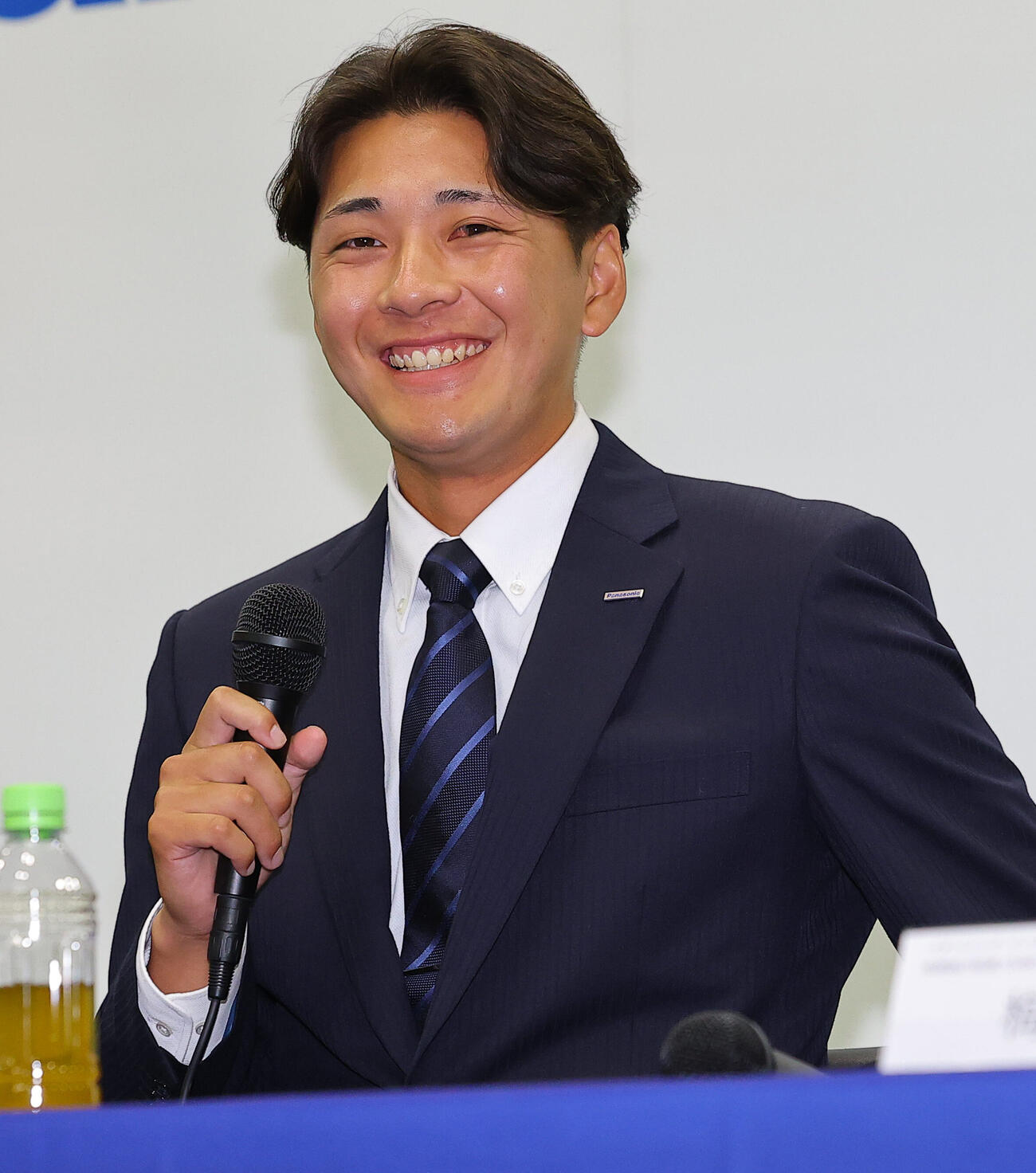 西武から2位指名されたパナソニック・柿本晟弥は会見で笑顔を見せる（撮影・上田博志）