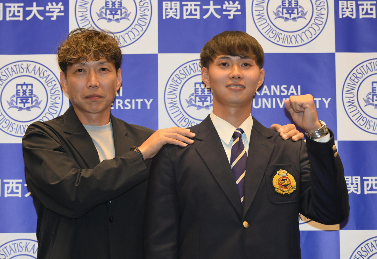 父・伊平さんから肩をもまれる関大・米沢友翔（撮影・和賀正仁）
