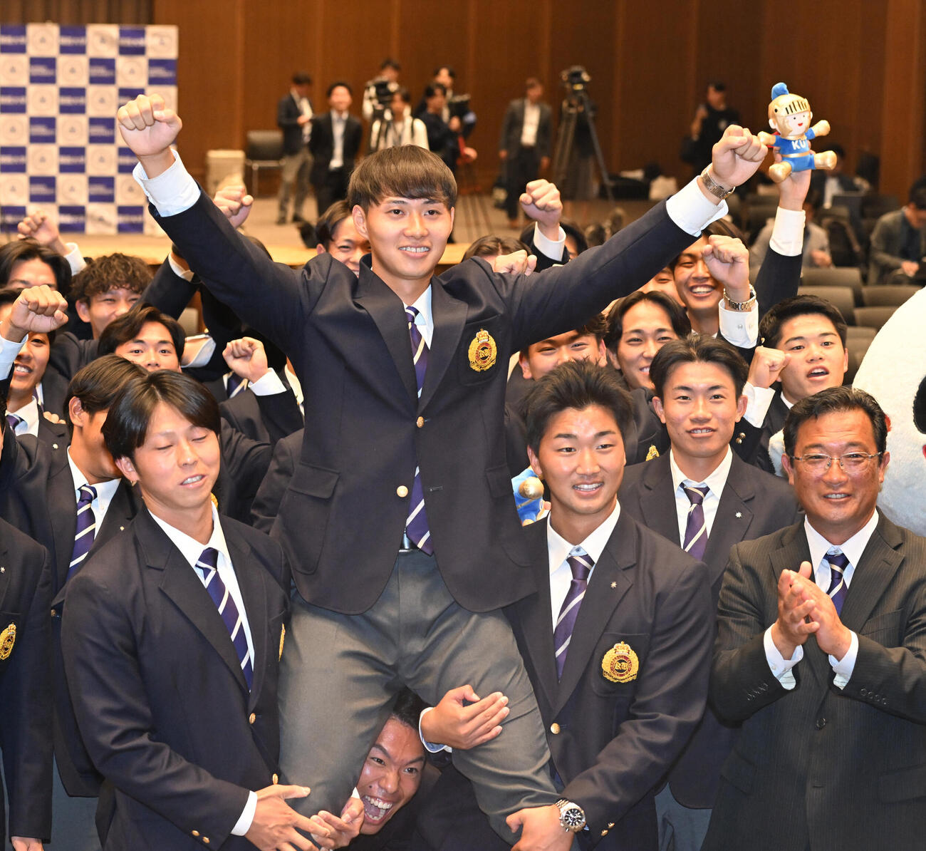 ロッテからドラフト1位指名され、騎馬の上でガッツポーズする関大・米沢友翔（撮影・和賀正仁）