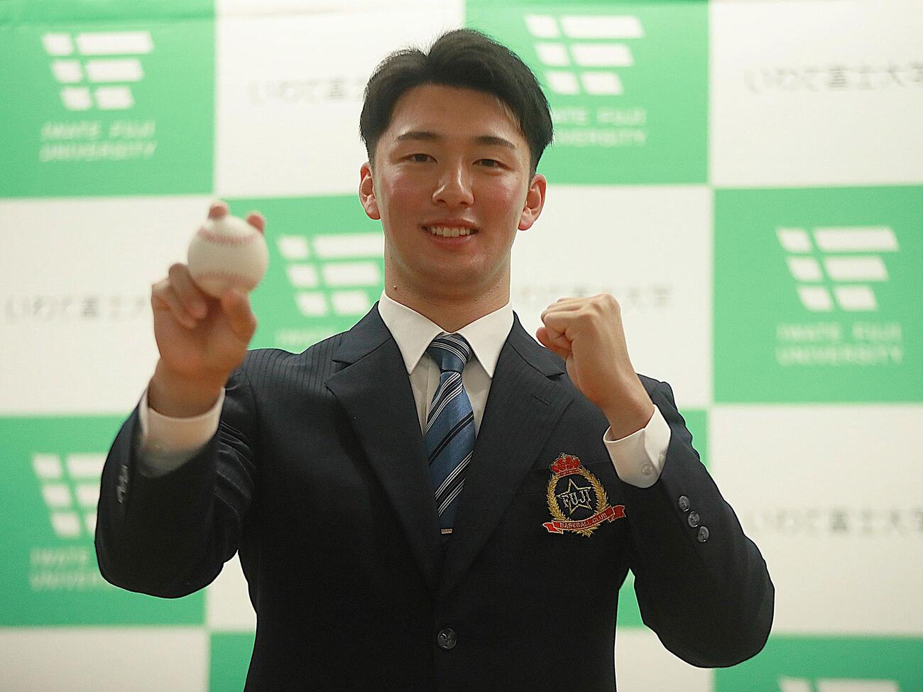 オリックスから1位で指名を受け笑顔の富士大・角田楓斗投手（撮影・高橋香奈）