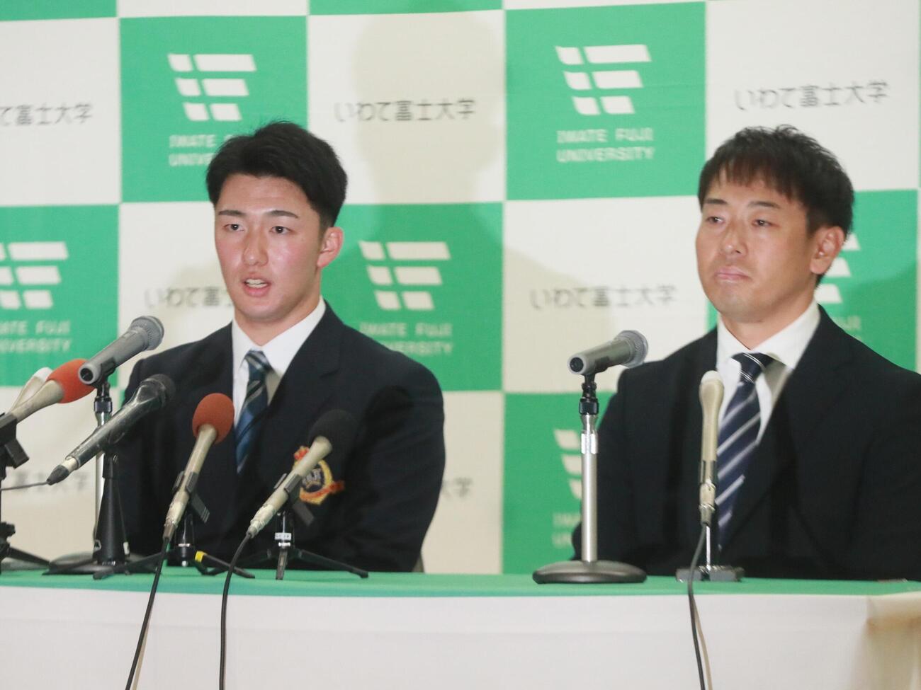 安田慎太郎監督（右）と会見に臨む富士大・角田楓斗投手（撮影・高橋香奈）