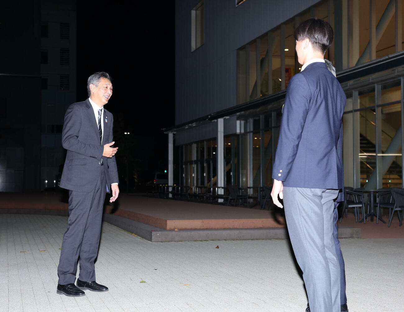 西武西口文也監督（左）にあいさつされるドラフト1位の亜大・川尻啓人（撮影・鈴木正人）