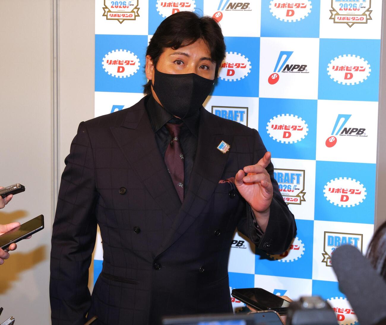 菰田陽生を1位指名し会見する日本ハム新庄剛志監督（撮影・黒川智章）