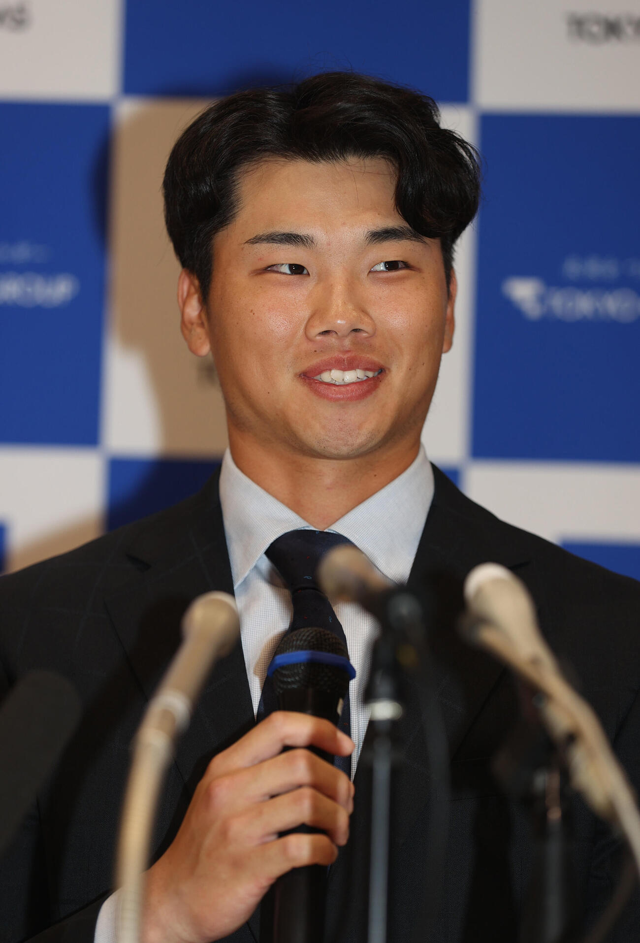 ヤクルトからドラフト1位指名さた東京ガス・藤沢涼介は笑顔を見せる（撮影・柴田隆二）