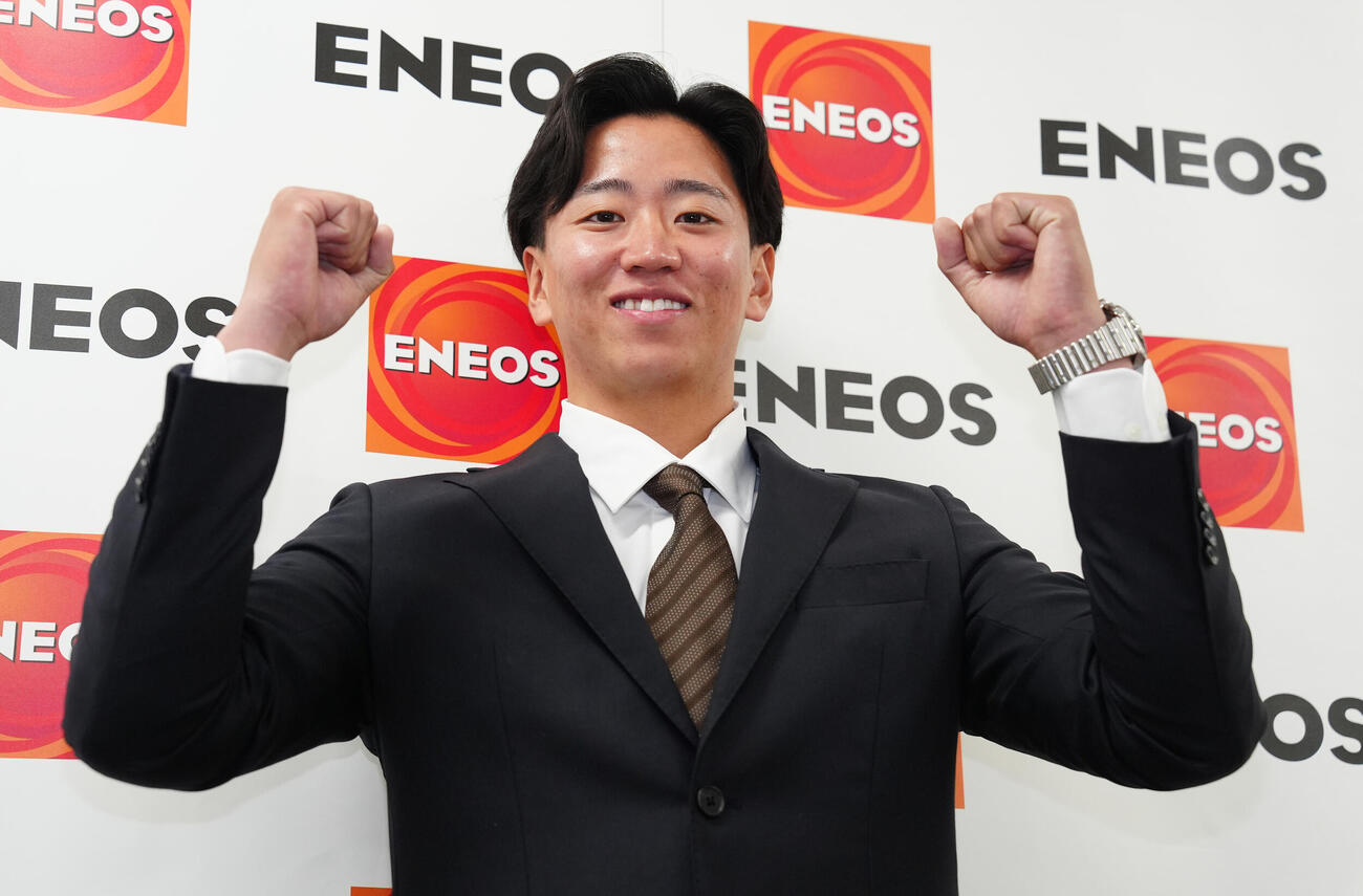 ロッテにドラフト3位で指名されたENEOS・長屋竣大は笑顔でガッツポーズ（撮影・鈴木みどり）