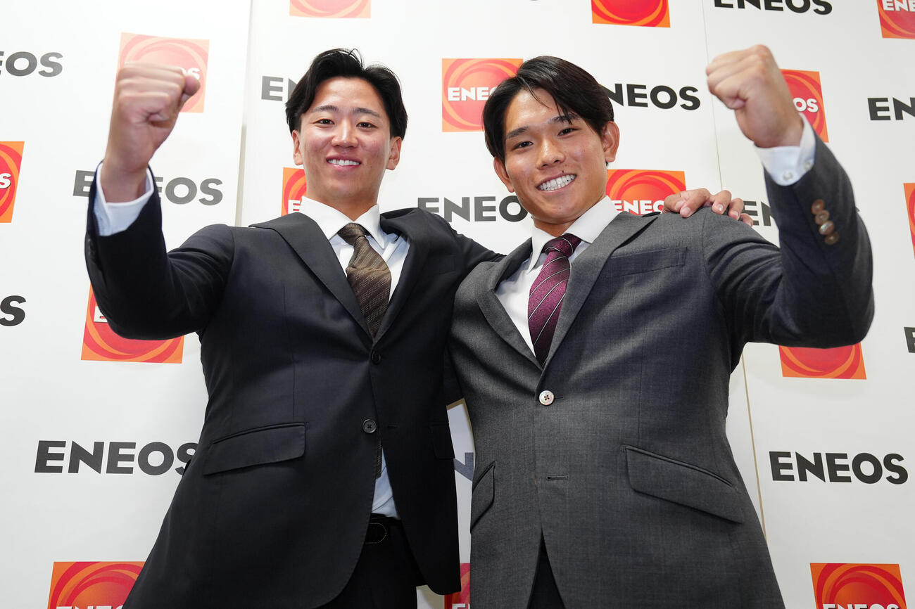 ロッテにドラフト3位で指名されたENEOS・長屋竣大（左）とDeNAにドラフト6位で指名された神里陸は笑顔でガッツポーズ（撮影・鈴木みどり）