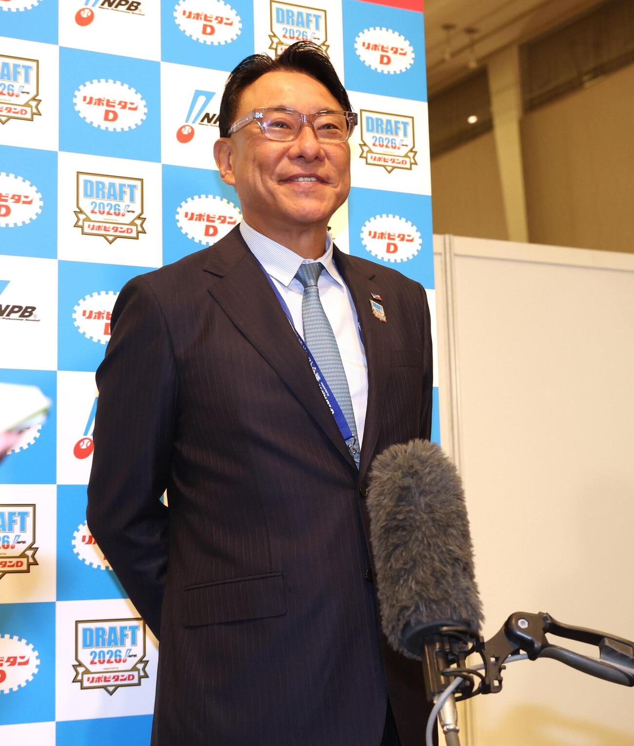 東京ガス・藤沢涼介を1位指名し笑顔で会見するヤクルト池山隆寛監督（撮影・黒川智章）