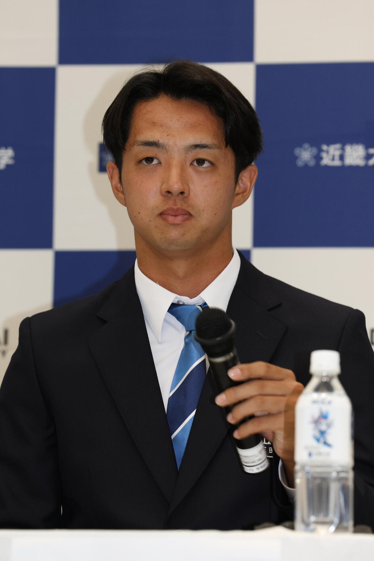 中日に1位で指名され、会見する近大・宮原廉投手（撮影・西尾就之）