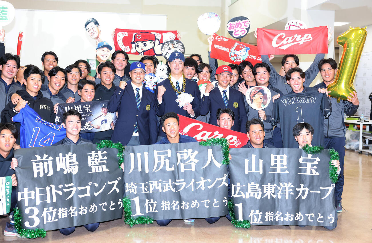 写真に納まる亜大ドラフト指名選手、左から中日3位の前嶋藍、西武1位の川尻啓人、広島1位の山里宝（撮影・鈴木正人）