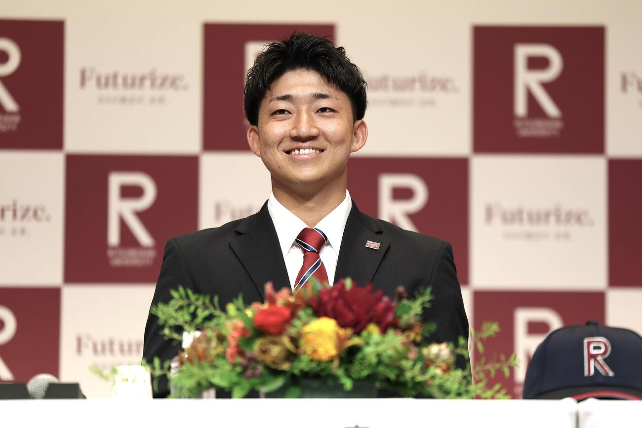 広島から2位指名を受け、笑顔を見せる立命大・西野啓也（撮影・前田充）