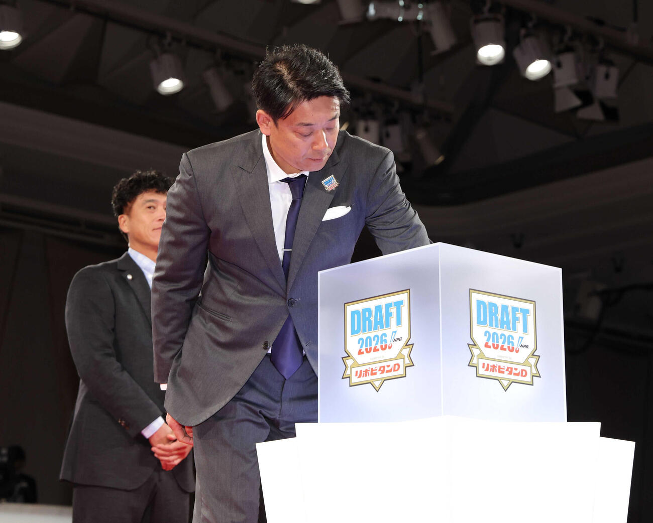 青学大・鈴木泰成のくじをひくロッテ・サブロー監督（代表撮影）