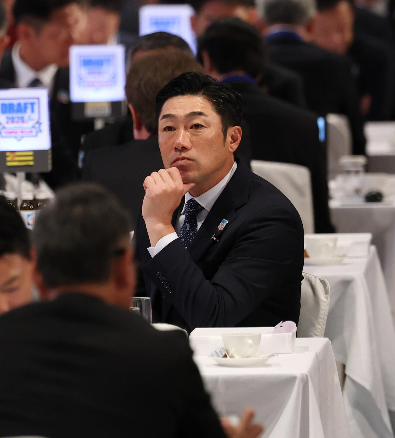 ドラフト会議に臨むDeNA相川亮二監督（撮影・増田悦実）