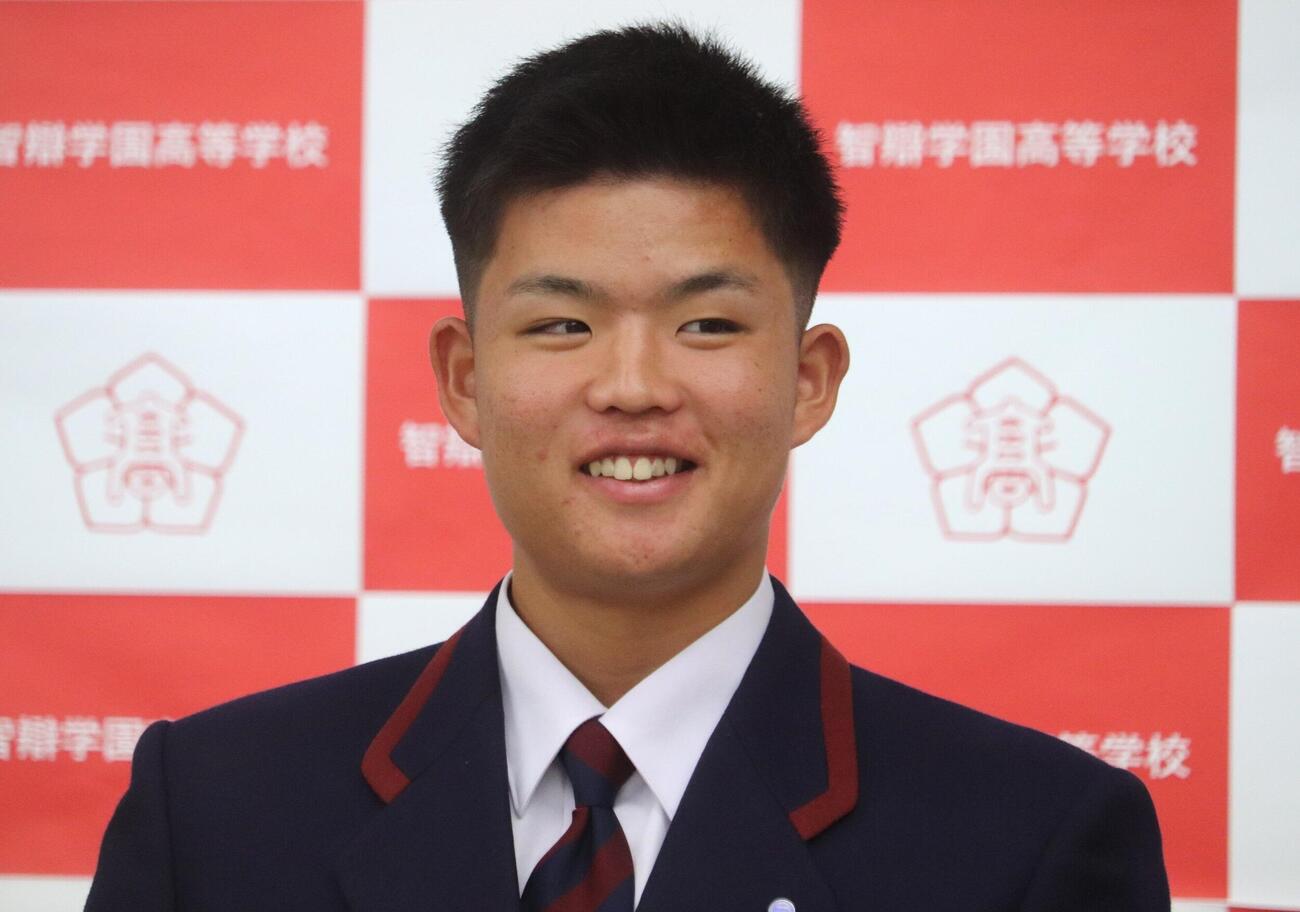 巨人4位指名を受けて笑みを浮かべる智弁学園・杉本真滉（撮影・中島麗）