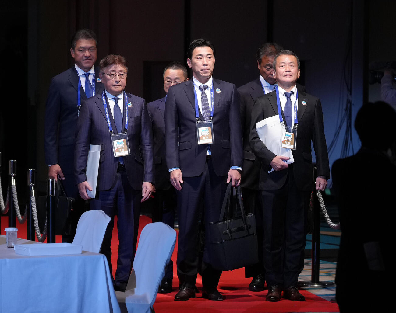入場する中日荒木雅博球団本部長補佐（中央）ら（撮影・足立雅史）