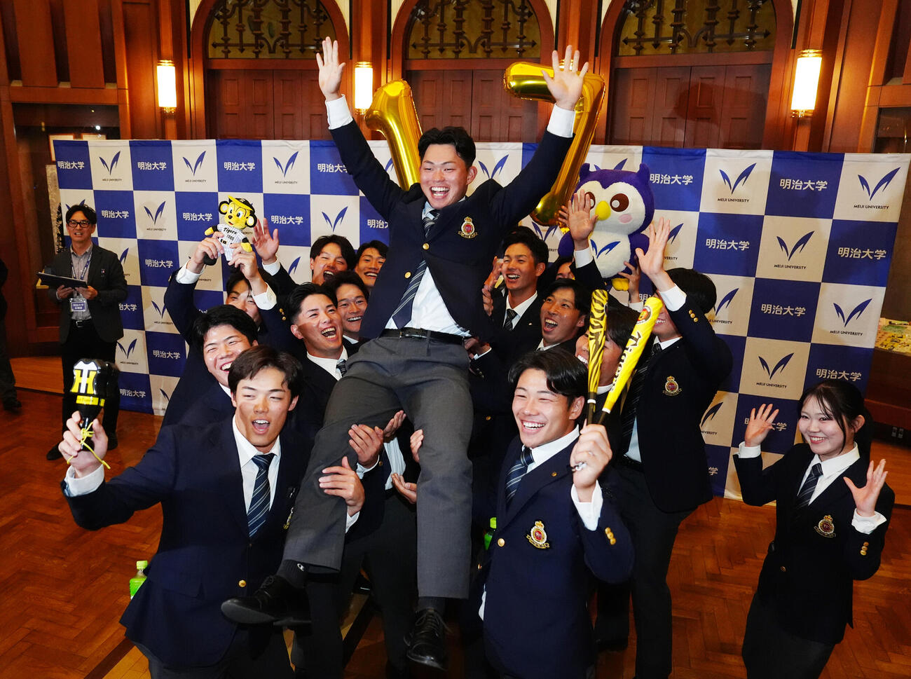 阪神1位指名を受け、チームメートに胴上げされる明大・榊原七斗（撮影・江口和貴）