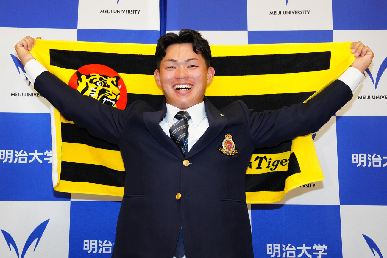 阪神1位指名で写真に納まる明大・榊原七斗（撮影・江口和貴）