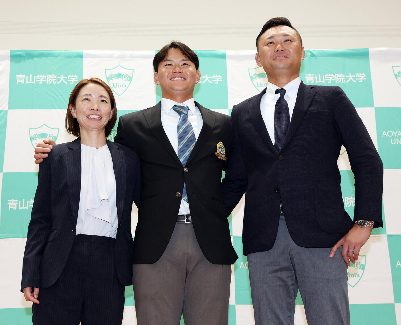 楽天からドラフト1位で指名された青学大・渡部海は両親と笑顔で記念撮影（撮影・宮地輝）