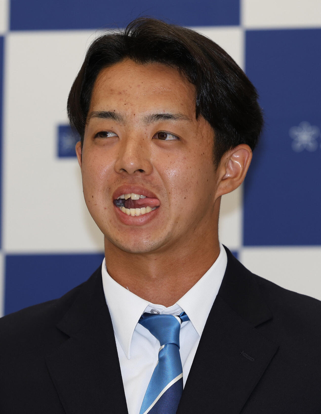 中日に1位で指名された近大・宮原廉（左）は会見で大学の先輩佐藤輝明と「メジャーで対戦したい」と話し舌を出す（撮影・西尾就之）