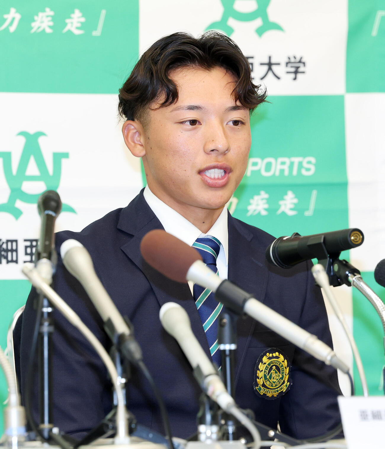 会見に臨む広島ドラフト1位の亜大・山里宝（撮影・鈴木正人）