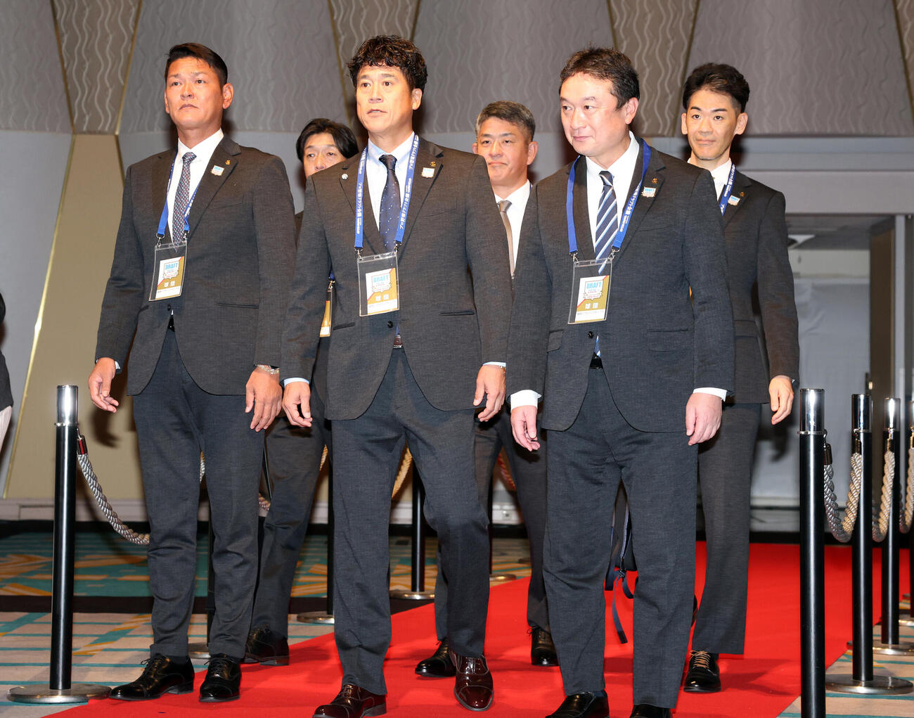 「2026年　プロ野球ドラフト会議　supported by　リポビタンD」　ドラフト会場に入る城島健司CBO（中央）らソフトバンク首脳陣（撮影・浅見桂子）
