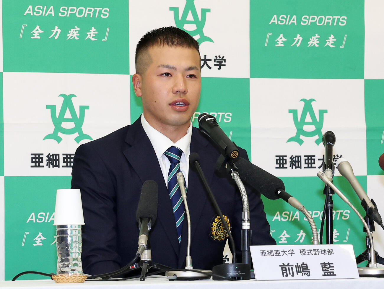 会見に臨む中日3位の亜大・前嶋藍（撮影・鈴木正人）