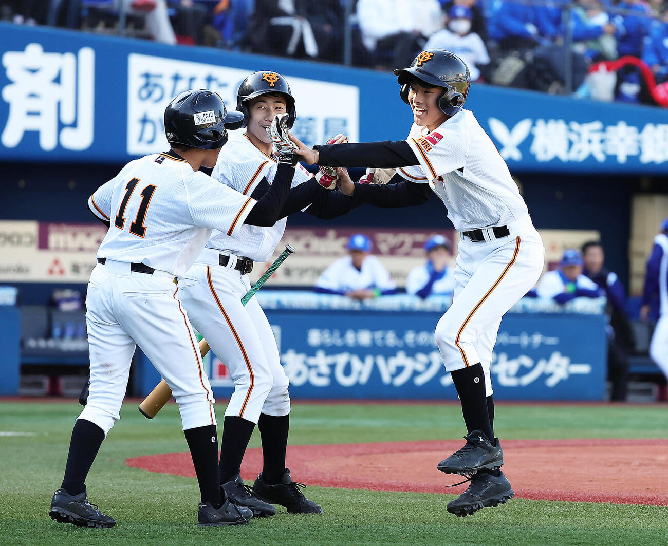 2023年12月、NPB12球団ジュニアトーナメント　KONAMI CUP2023　巨人ジュニア対中日ジュニア　1回表、先制の2点本塁打を放ちタッチを交わす関蓮太郎（右）