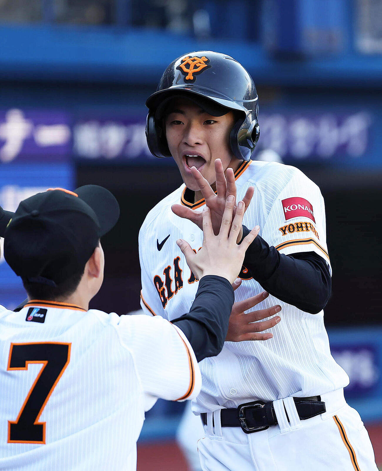 関蓮太郎（右、2023年12月撮影）