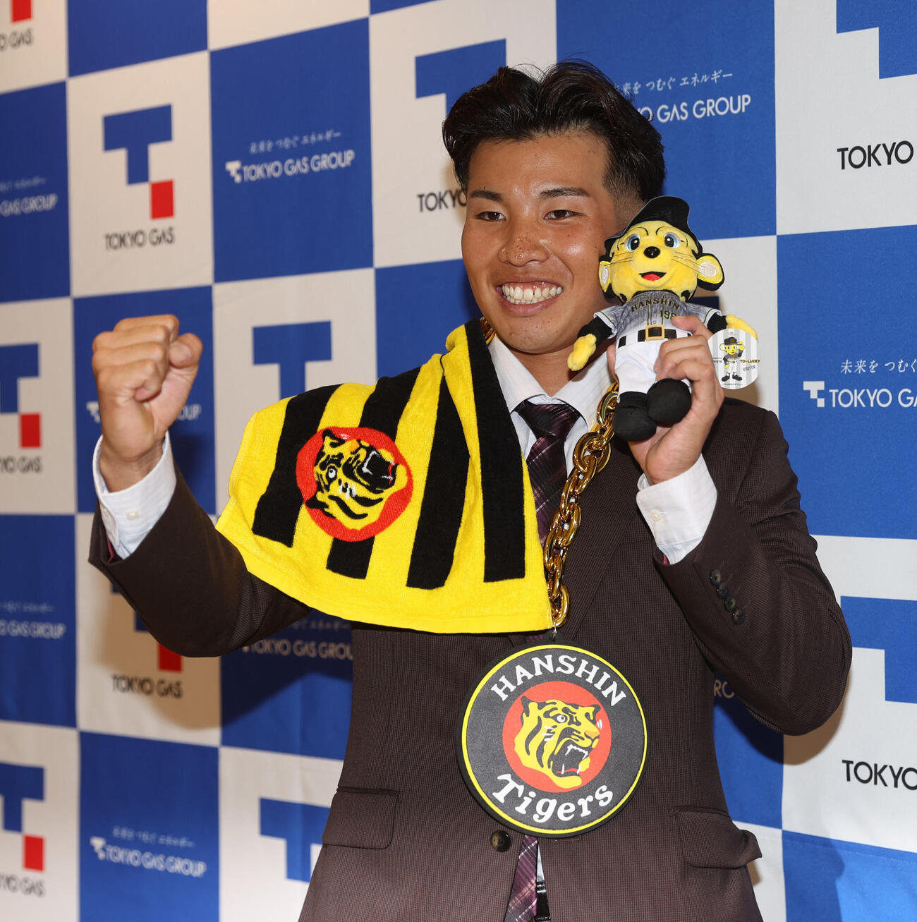 阪神からドラフト6位指名された東京ガス・越川海翔は記念撮影に納まる（撮影・柴田隆二）