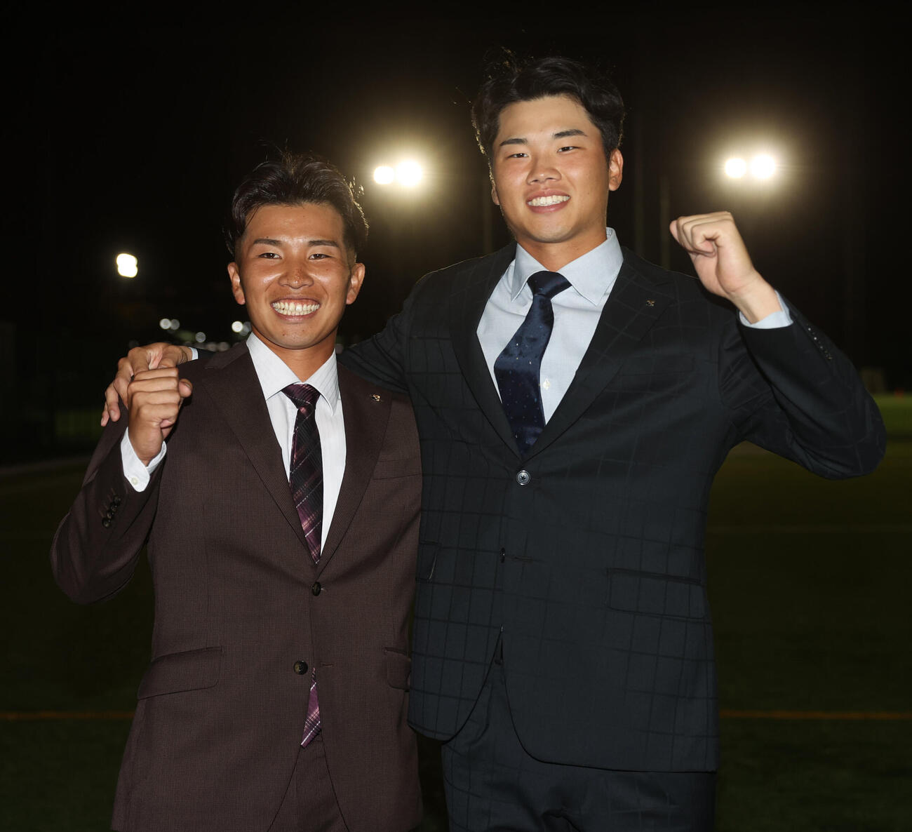 ヤクルトからドラフト1位指名された東京ガス・藤沢涼介（右）は阪神から6位指名された越川海翔とガッツポーズする（撮影・柴田隆二）
