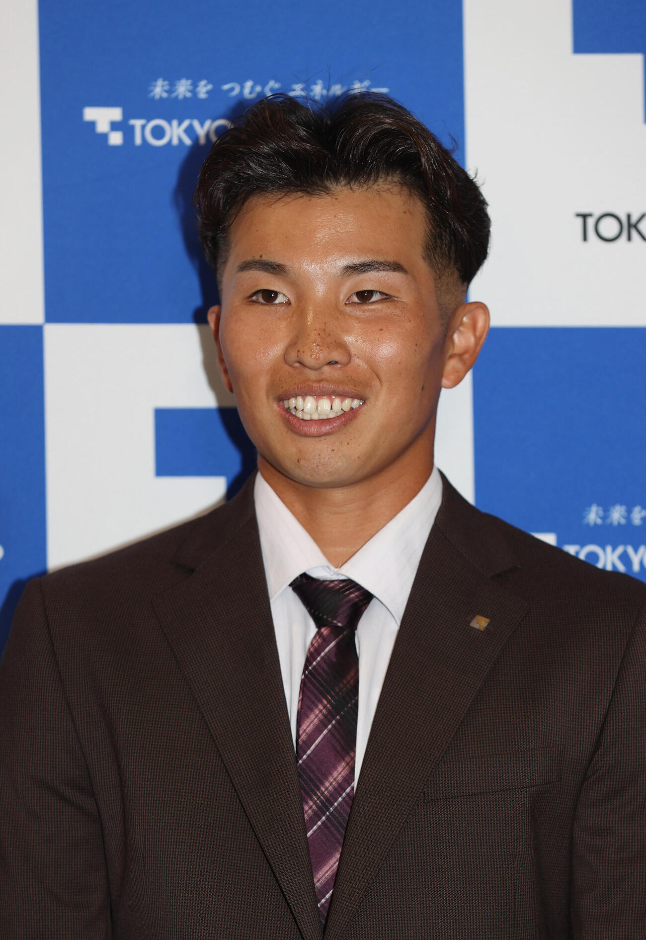阪神からドラフト6位指名された東京ガス・越川海翔は会見で笑顔を見せる（撮影・柴田隆二）