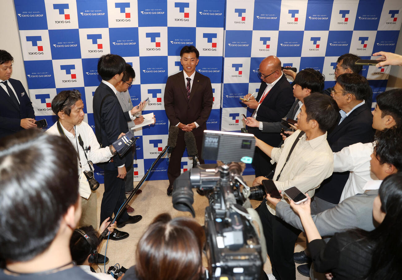 阪神からドラフト6位指名された東京ガス・越川海翔は会見する（撮影・柴田隆二）