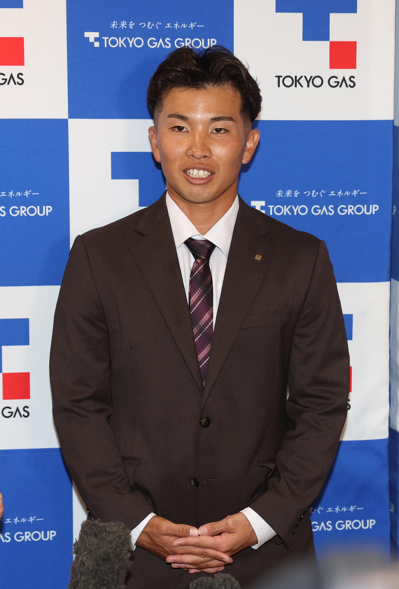 阪神からドラフト6位指名された東京ガス・越川海翔は会見で笑顔を見せる（撮影・柴田隆二）