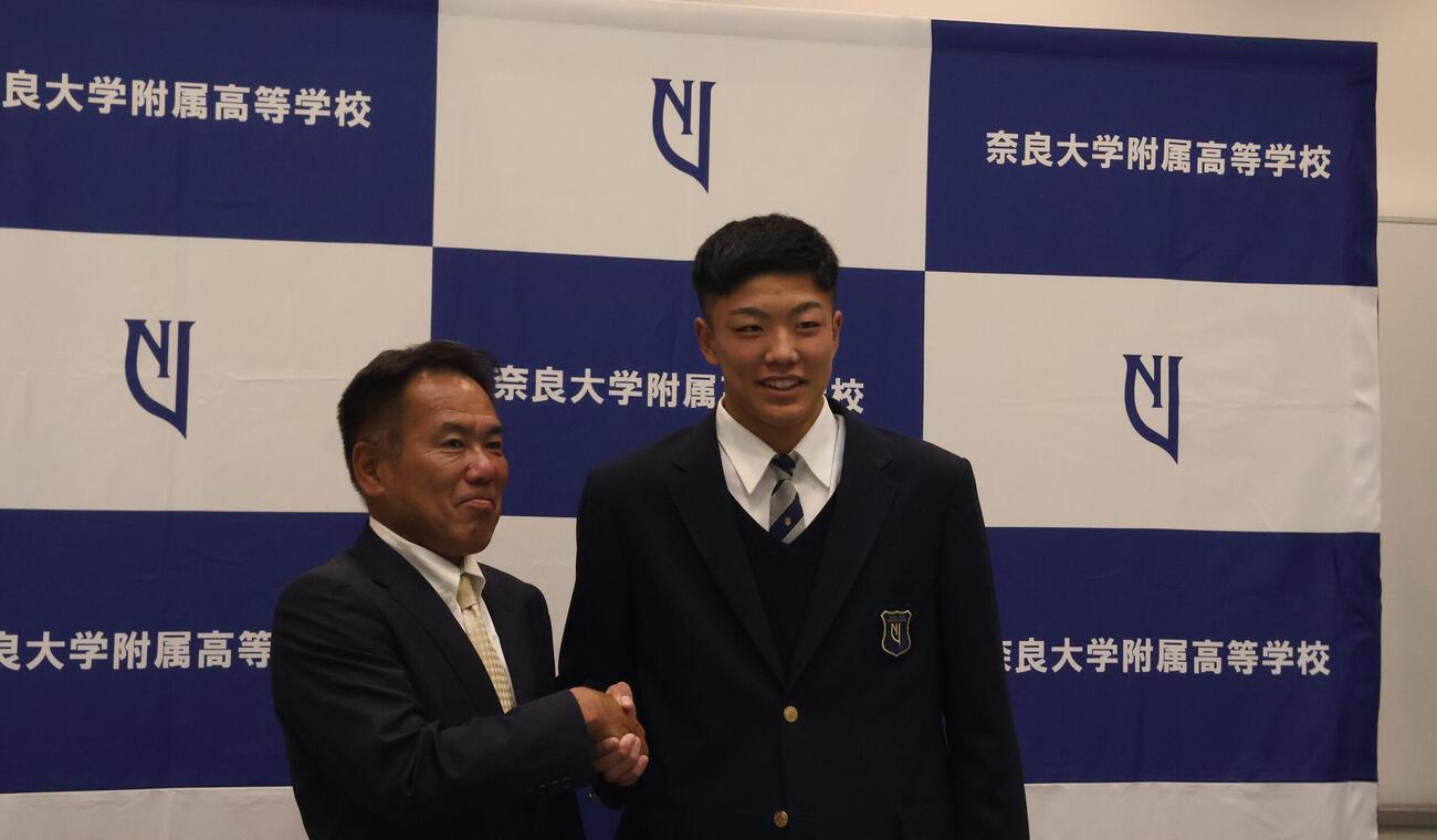 ロッテから5位指名を受けた奈良大付・新城（右）と田中監督