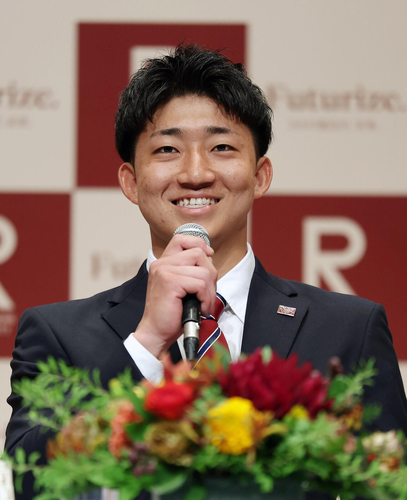 広島から2位指名を受け、笑顔で質問に答える立命大・西野啓也（撮影・前田充）