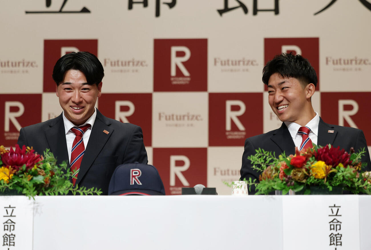 笑顔で言葉を交わす、ソフトバンクから2位指名を受けた立命大・有馬伽久（左）と広島から2位指名を受けた西野啓也（撮影・前田充）