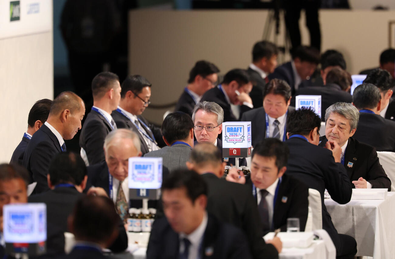 ドラフト会議に臨む巨人国松徹社長（右）ら（撮影・増田悦実）