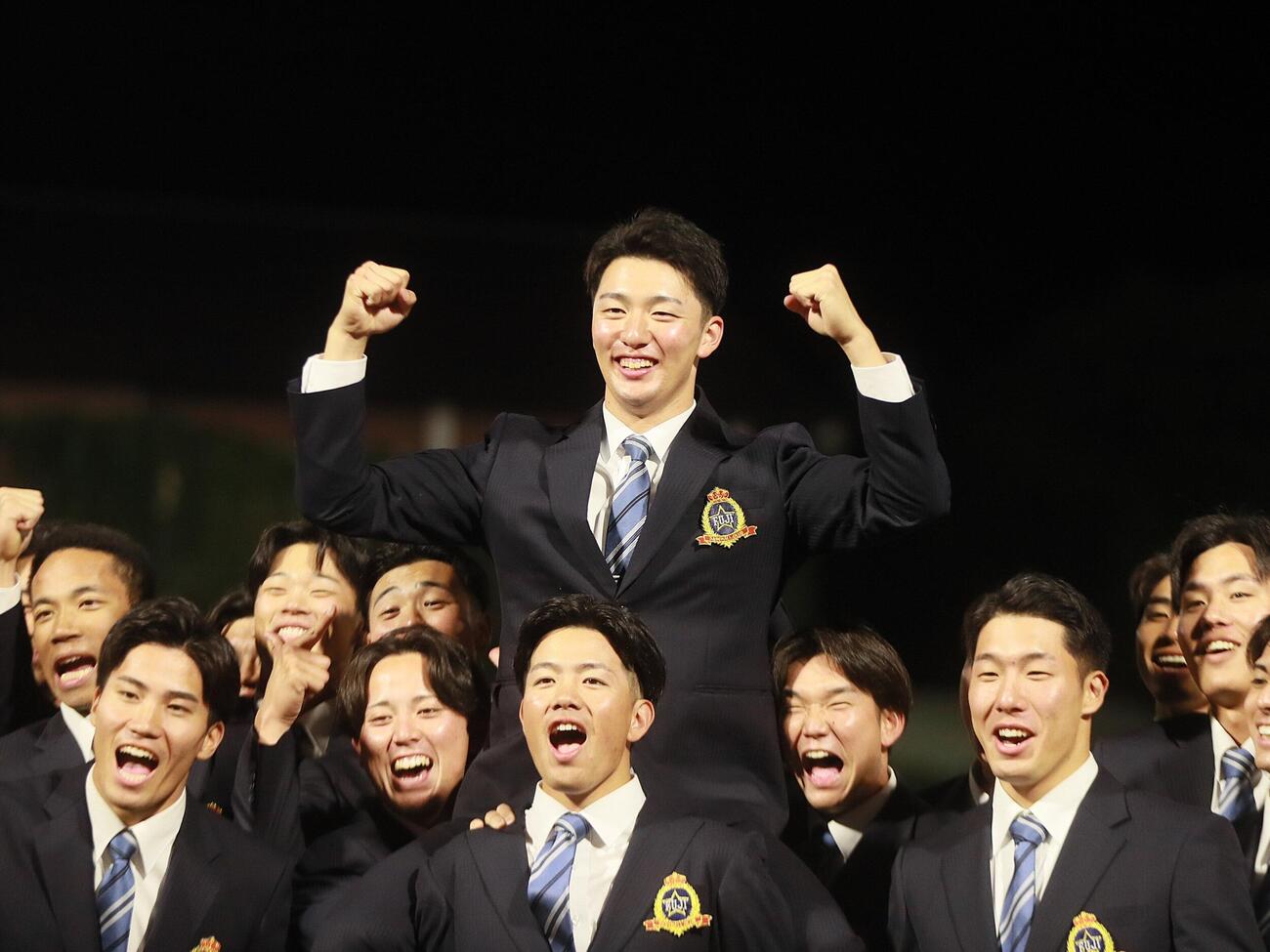 チームメートから祝福を受ける富士大・角田楓斗投手（撮影・高橋香奈）