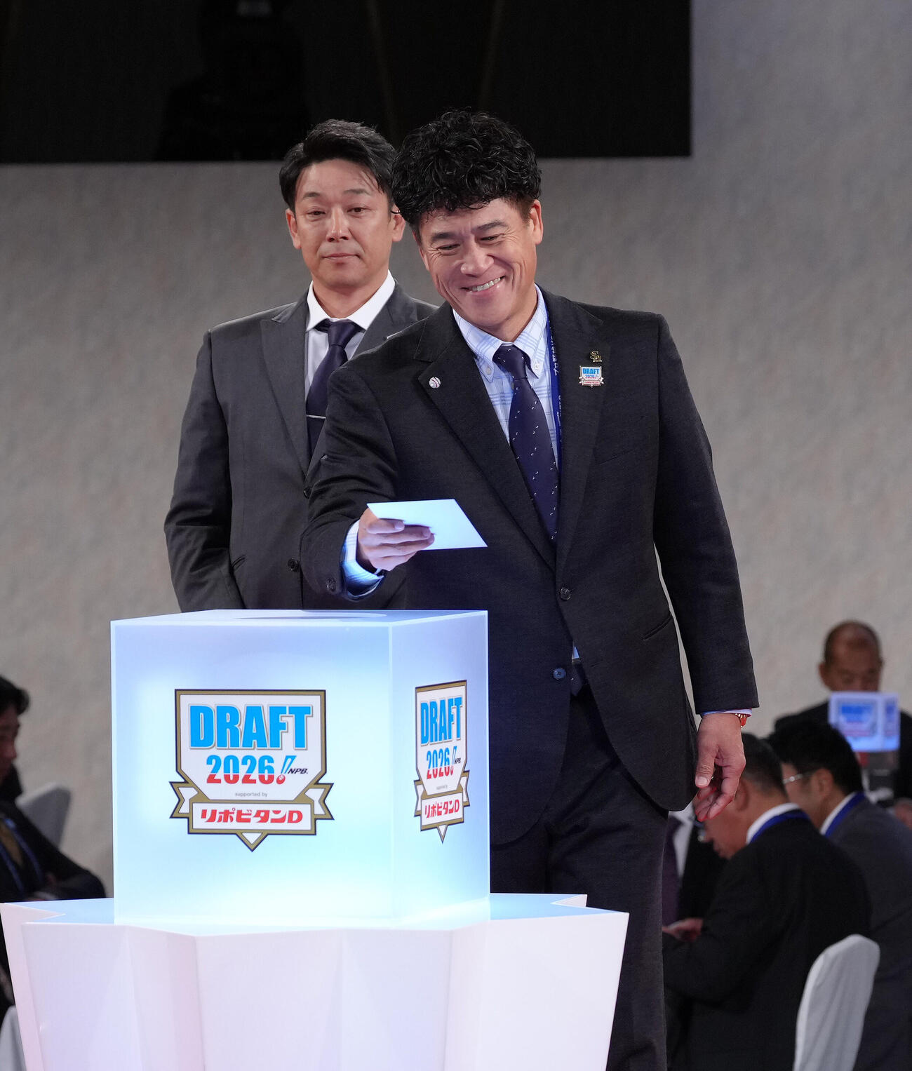 青学大・鈴木泰成のくじを引くソフトバンク城島健司CBO（右）とロッテ・サブロー監督（撮影・足立雅史）