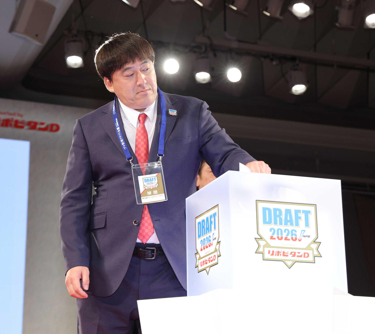 青学大・渡部海のくじをひく楽天・石井一久GM（代表撮影）