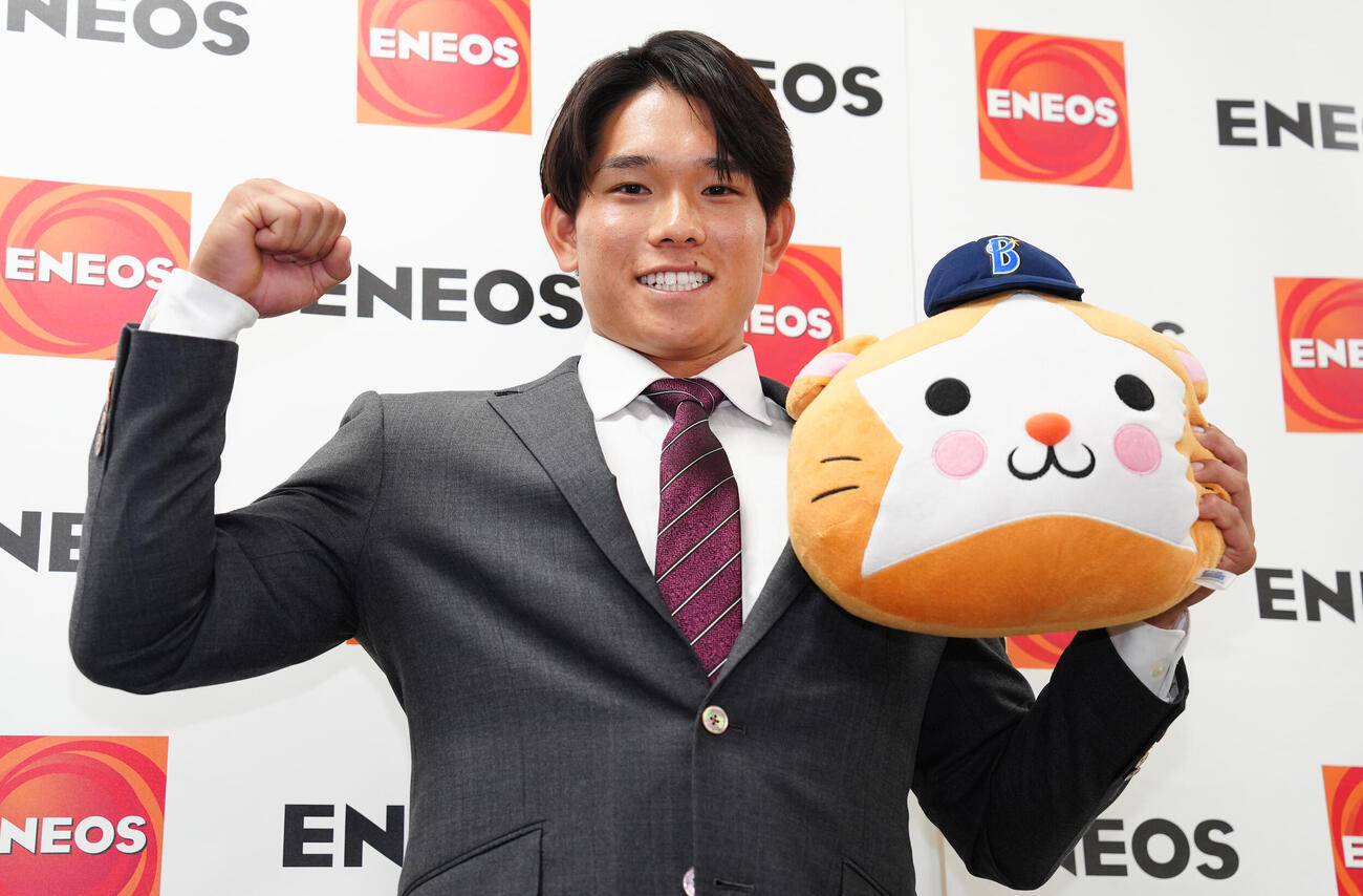 DeNAにドラフト6位で指名されたENEOS・神里陸はDB．スターマンのぬいぐるみを手にガッツポーズ（撮影・鈴木みどり）