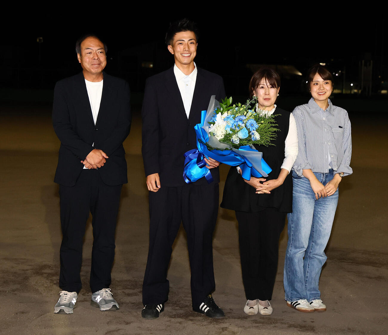 ソフトバンクから育成指名を受け家族と笑顔で写真に納まる市和歌山・丹羽涼介。左は父・重人さん、右は母・加奈子さん、右端は姉・杏さん（撮影・加藤哉）
