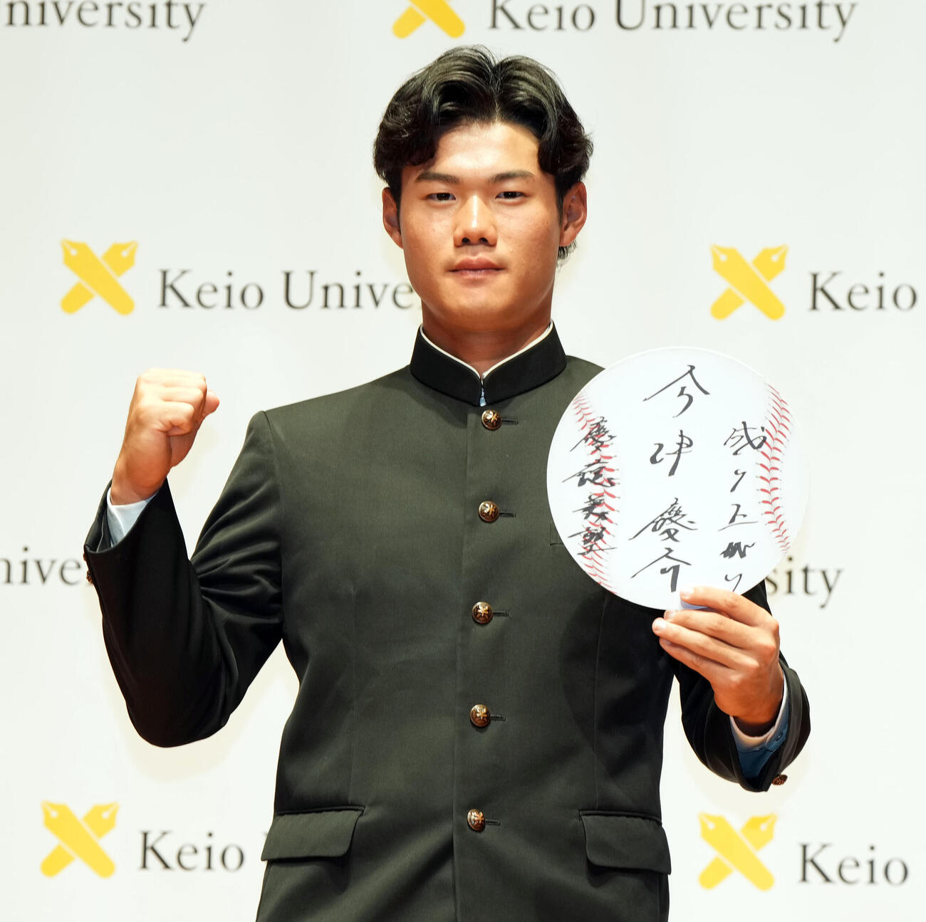 ポーズを決める日本ハムから育成5位で指名を受けた慶大・今津慶介（撮影・たえ見朱実）