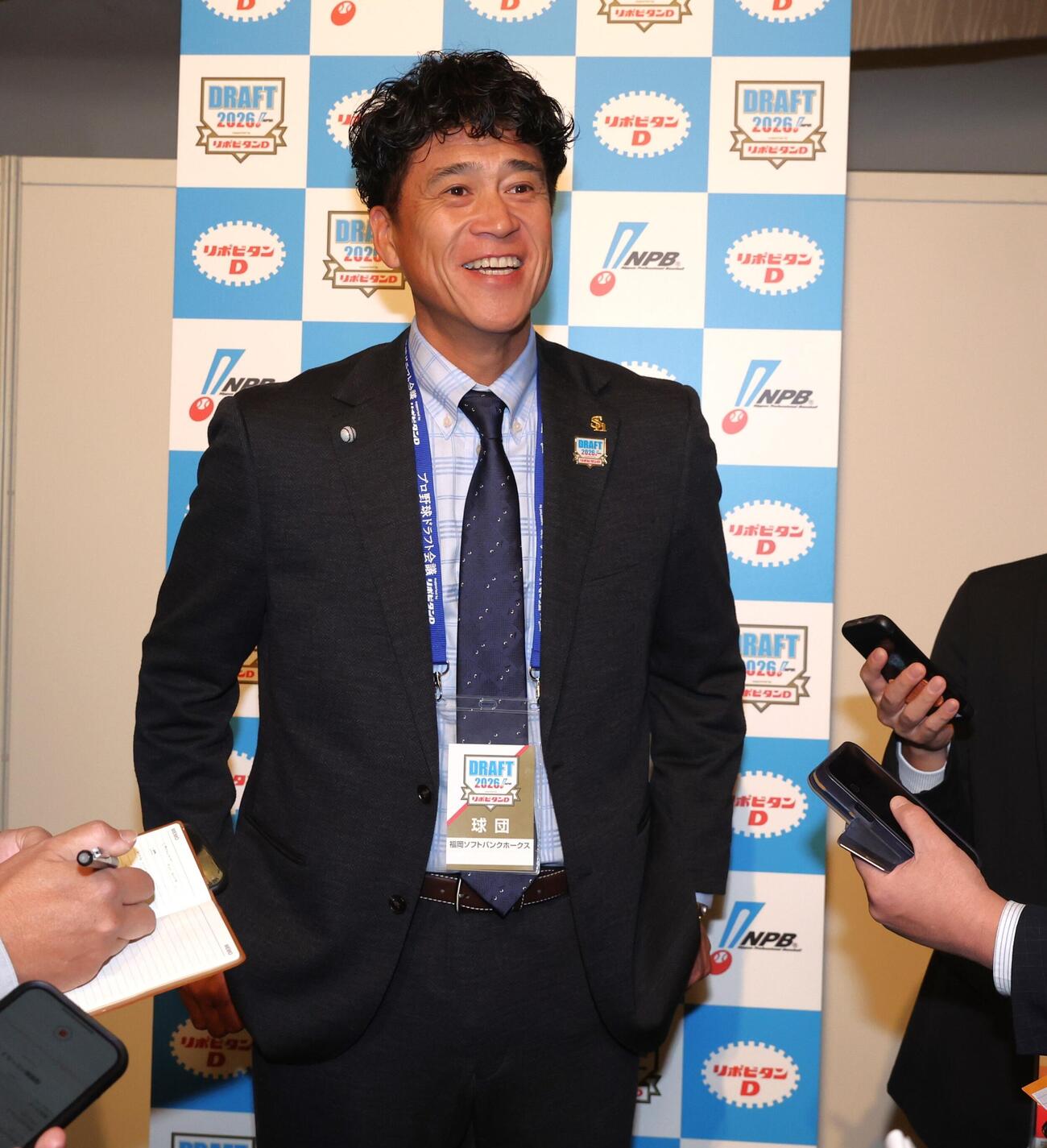 鈴木泰成を抽選の末、交渉権を獲得し笑顔で会見するソフトバンク城島健司CBO（撮影・黒川智章）
