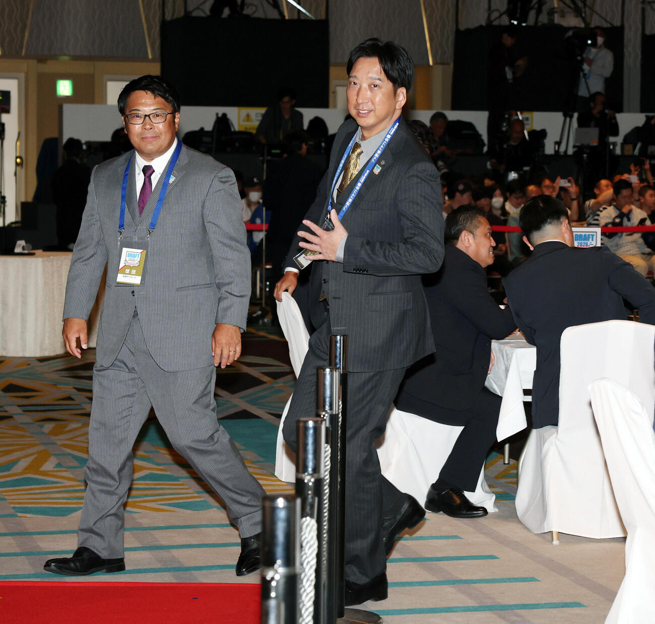 「2026年　プロ野球ドラフト会議　supported by　リポビタンD」　1位指名を終え、笑顔で一旦席を離れる阪神藤川球児監督（右）（撮影・浅見桂子）