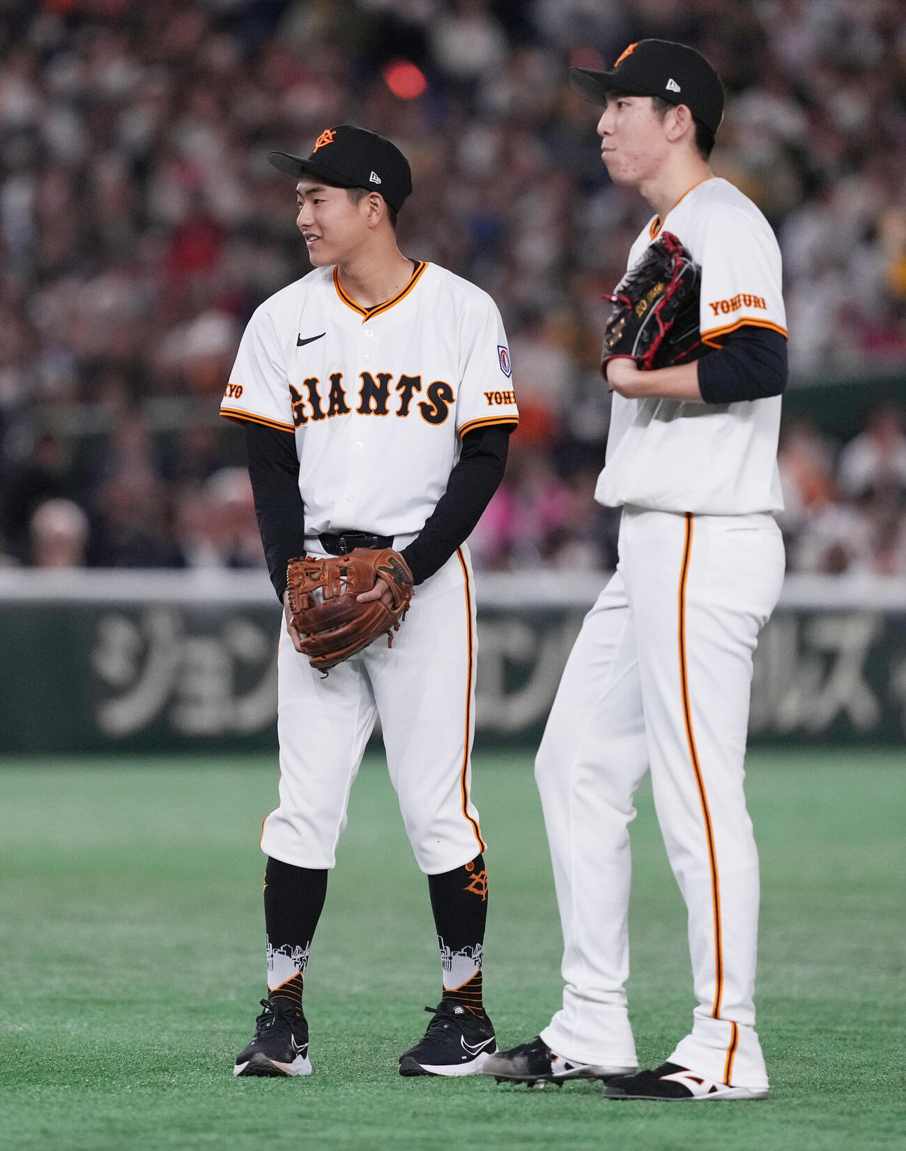 2024年3月、巨人対阪神　セレモニアルピッチに登場したジャイアンツジュニアの関蓮太郎。右は巨人先発の戸郷翔征