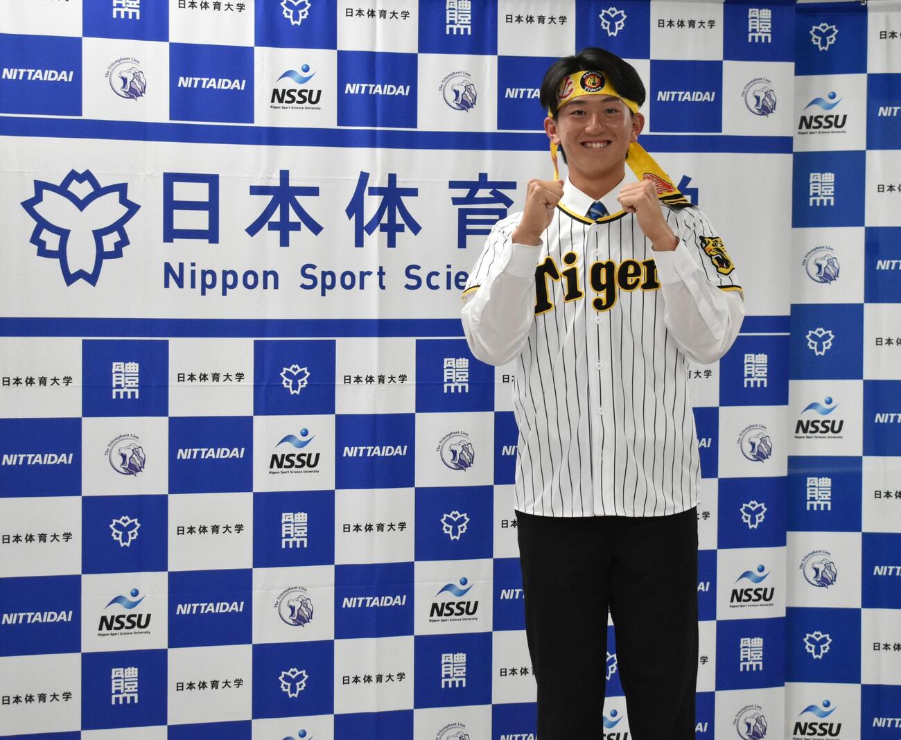 阪神から2位指名を受け、笑顔を見せる日体大・馬場拓海投手（撮影・只松憲）
