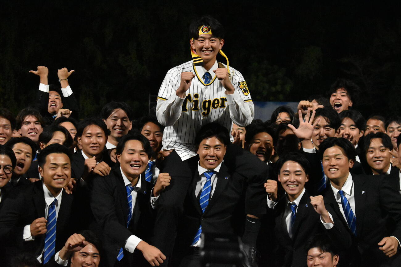 阪神から2位指名を受け、チームメートから祝福される日体大・馬場拓海投手（撮影・只松憲）