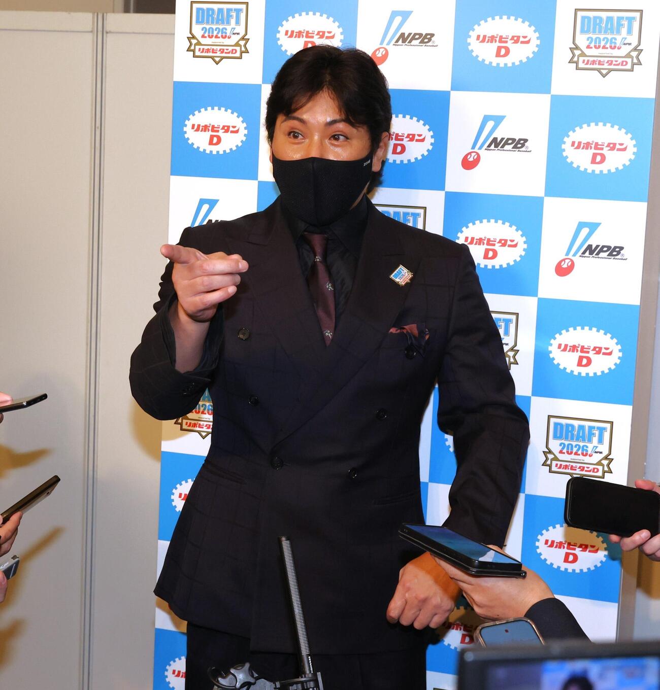 山梨学院・菰田陽生を1位指名し笑顔で会見する日本ハム新庄剛志監督（撮影・黒川智章）
