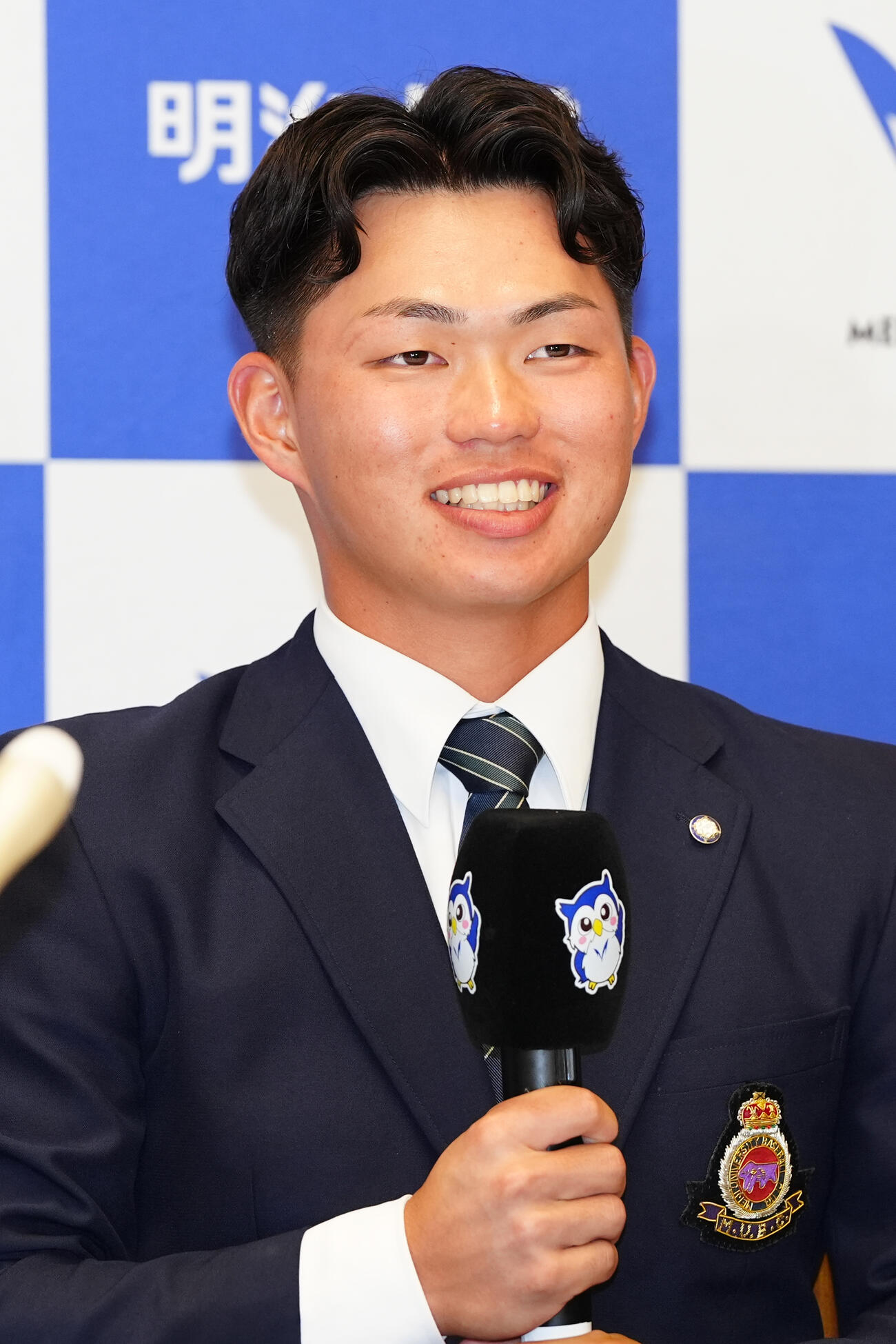 プロ野球ドラフト会議で阪神から1位指名を受け、会見で笑顔を見せる明大・榊原七斗（撮影・江口和貴）