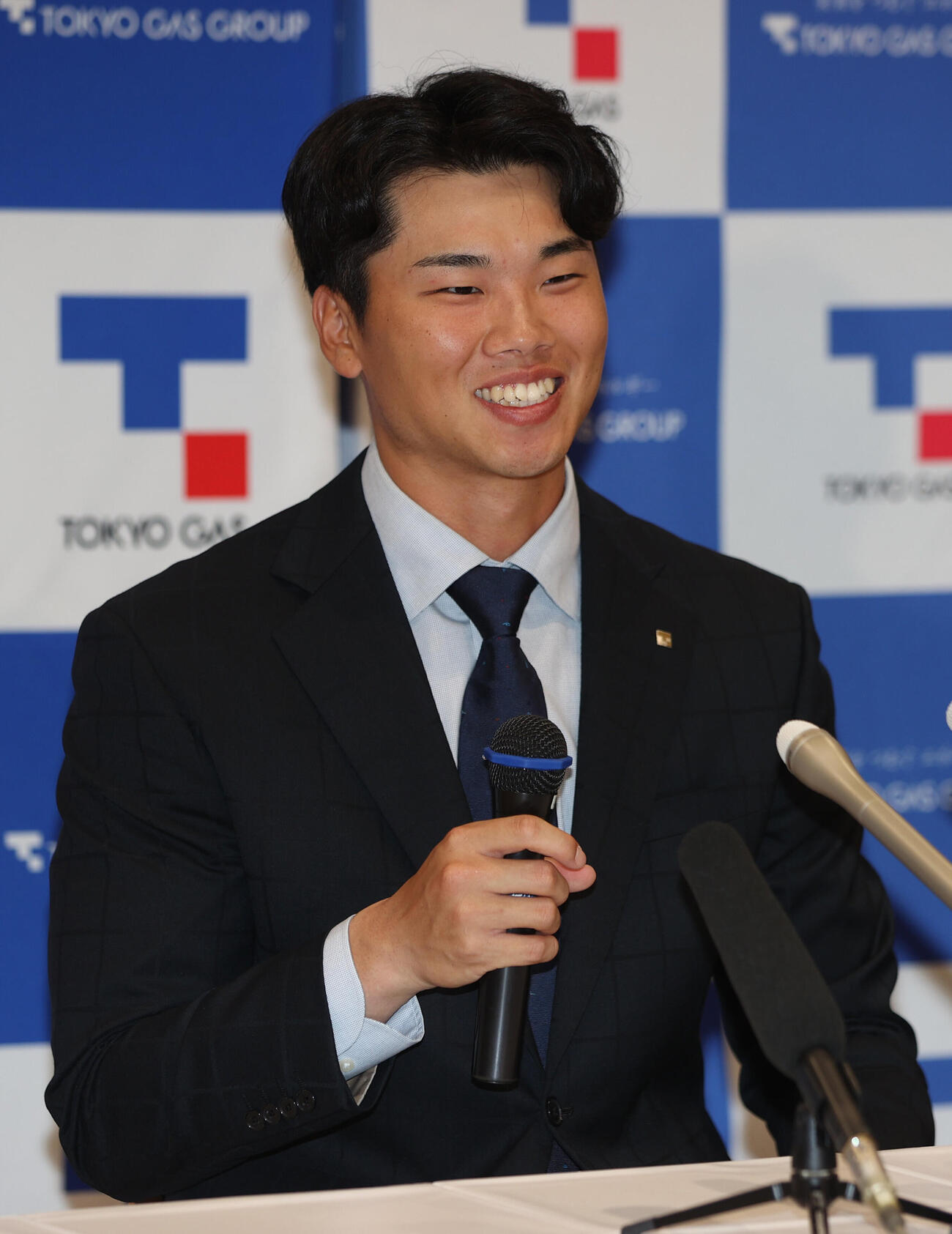 ヤクルトからドラフト1位指名さた東京ガス・藤沢涼介は笑顔で会見する（撮影・柴田隆二）